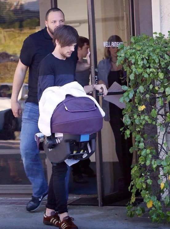 1DNotes12's tweet image. Fotos de Louis y Briana saliendo del consultorio médico el día Lunes 25/01