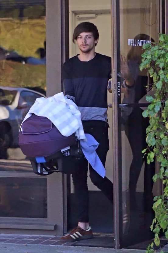 1DNotes12's tweet image. Fotos de Louis y Briana saliendo del consultorio médico el día Lunes 25/01