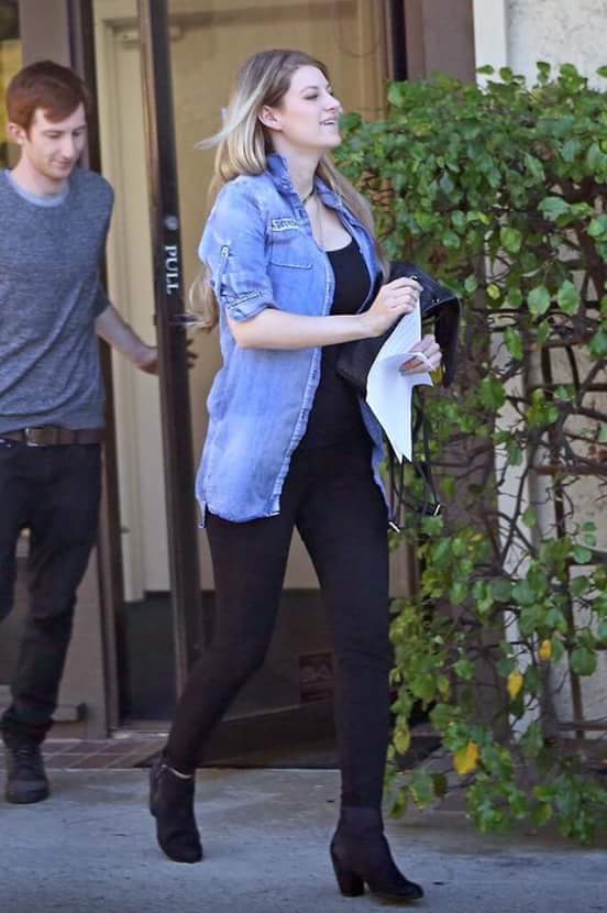 1DNotes12's tweet image. Fotos de Louis y Briana saliendo del consultorio médico el día Lunes 25/01