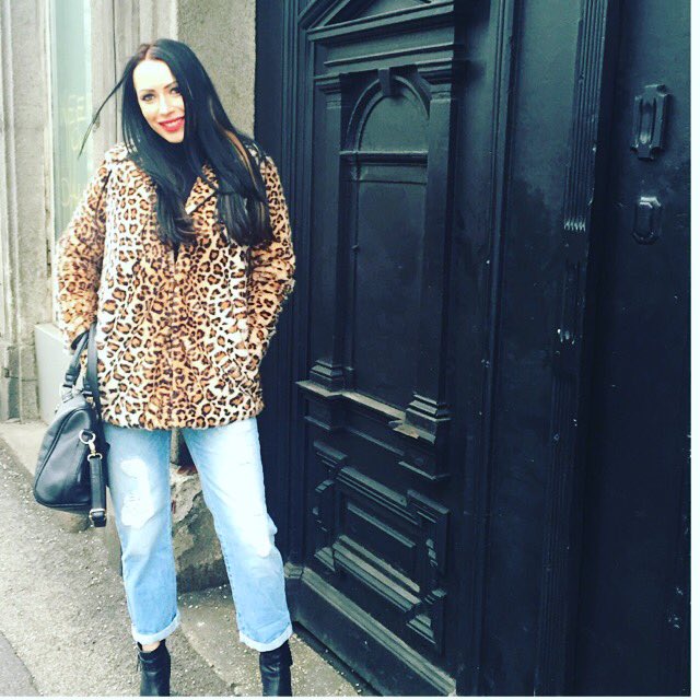 NathalyVamp's tweet photo. Leoboyfriend
My styl leomantel @Mango boyfriendjeans @Pimkie_FR Schuhe @hm Tasche reserved Rollkragen @Pimkie_DE https://t.co/0HMHzvPQbZ