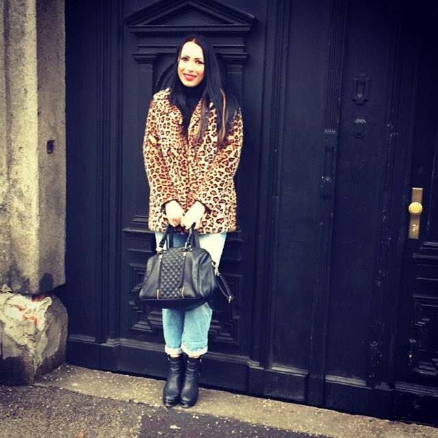 NathalyVamp's tweet photo. Leoboyfriend
My styl leomantel @Mango boyfriendjeans @Pimkie_FR Schuhe @hm Tasche reserved Rollkragen @Pimkie_DE https://t.co/0HMHzvPQbZ