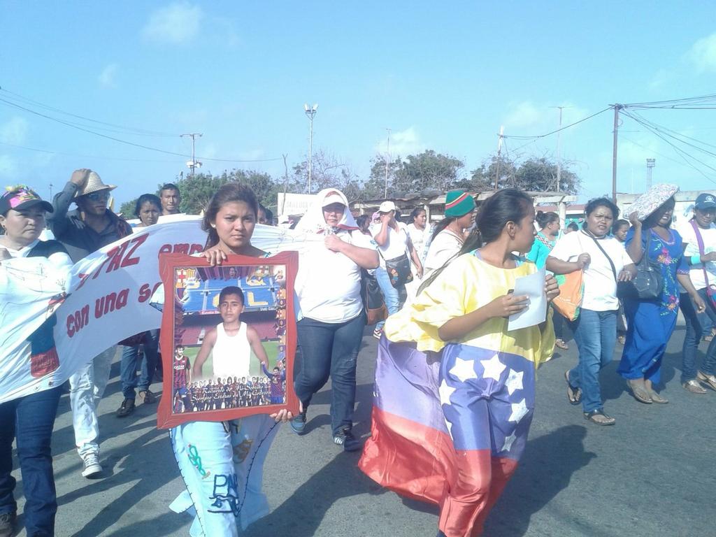 RedIndigenaV's tweet photo. La caminata la lidera familias de 19 muertos wayuu desde el 2010 , la convoca el #ComitedeDerechosHumanosGuajira https://t.co/Q2niTj1Dpo