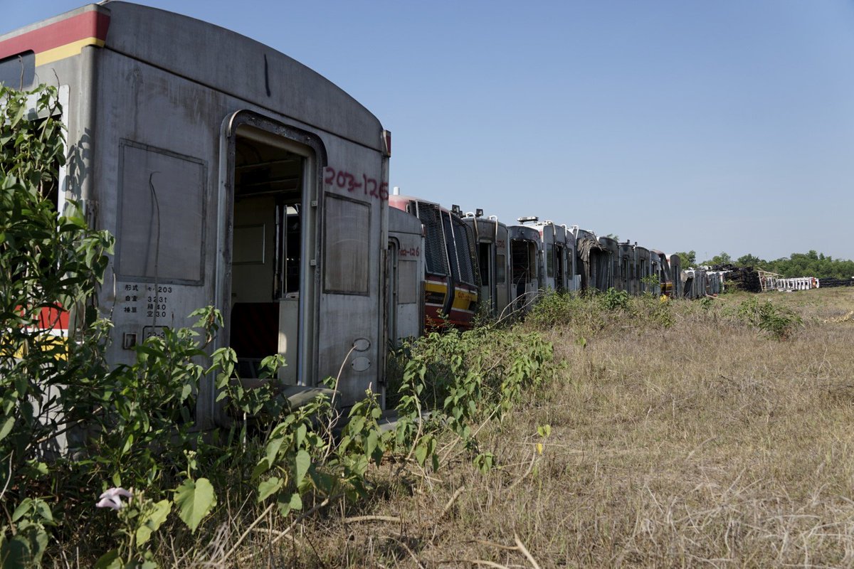 いなぎ中原 コミティア は21a インドネシアの廃車体置き場は 日本からの観光だと訪れるのが困難な場所なので同人誌でガッツリ紹介します チカウム駅の横にあるんですけど 全列車通過の信号所扱いのため 車で来るしかないのです ジャカルタ市内から3