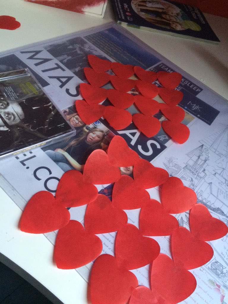 anders_abergut's tweet photo. Wenn man zu faul ist das Geschenkpapier zu holen und die #MTAS Herzen umformatiert. #recycling @theweeknd @ehmteahes https://t.co/sjXhdSMXKI