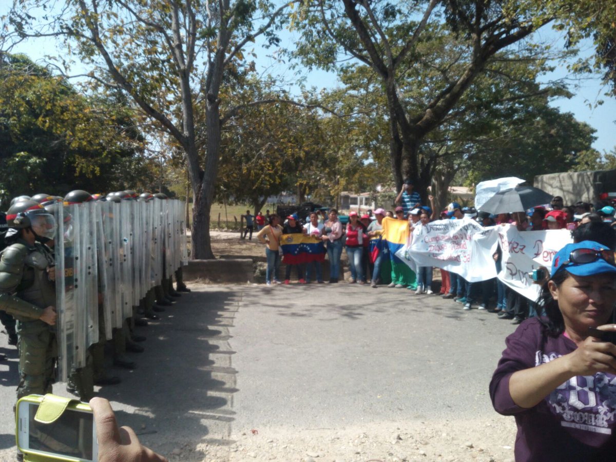 LumayBarreto's tweet photo. Ya basta de represión. Queremos solución. #AlertaApure #27E https://t.co/oTnnciUlTg