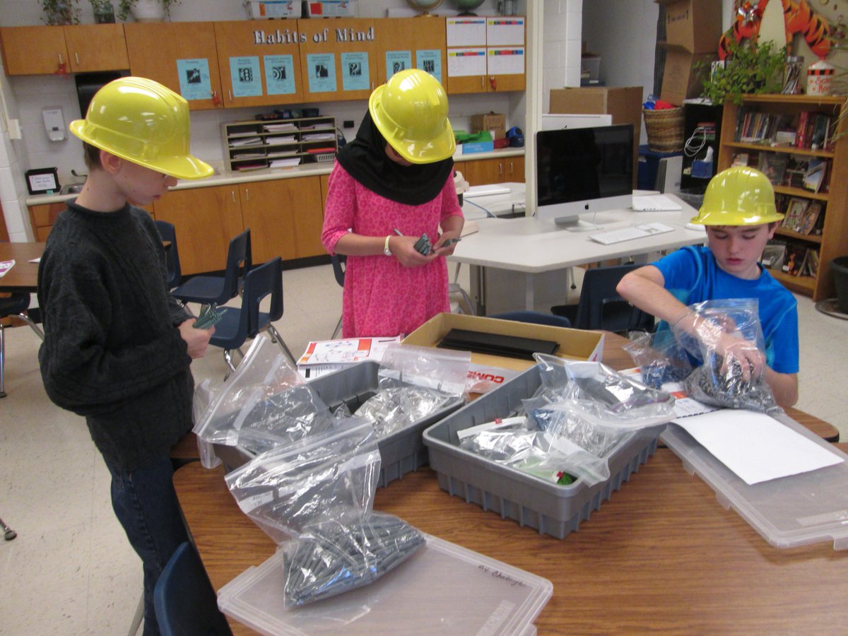 ChallengePV's tweet photo. Building bridges with K'Nex to study tension and compression! @KNEX #5STEM https://t.co/DtDHshDasv