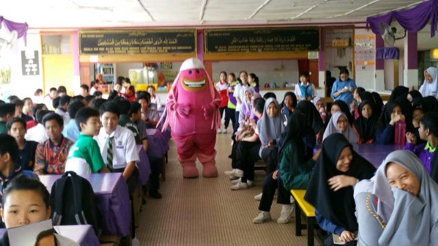 Bersama team @lrc_malaysia dan adik2 di SMK Taman Seraya Ampang.<a href="/tonawarna/">#nonatonawarna</a>