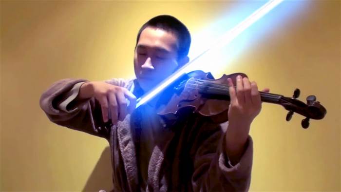 Teen violinist wows with lightsaber rendition of #StarWars 'Force Theme': on.today.com/1UqjFnm