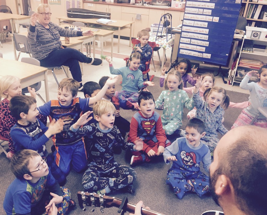 agraham24462377's tweet photo. Loved our literacy- filled sing song with Mr.Walker!! 🎼🎤 #literacyday @WCLittleES @andywwalker https://t.co/g2pRi93kDw