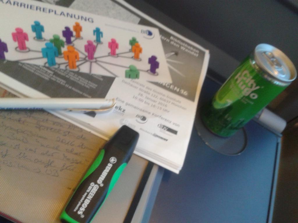 Ich stimme mich im ICE nach MUC schon mal auf die Arbeit der nächsten Tage ein! #Sekt #bib