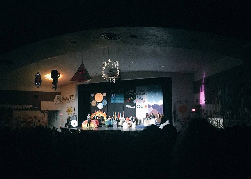 Qu3erlyBeloved's tweet photo. I'm loving this atmosphere. #uhspenguins #uhsdebates2016 #votespectrum https://t.co/jqzkdXV36y
