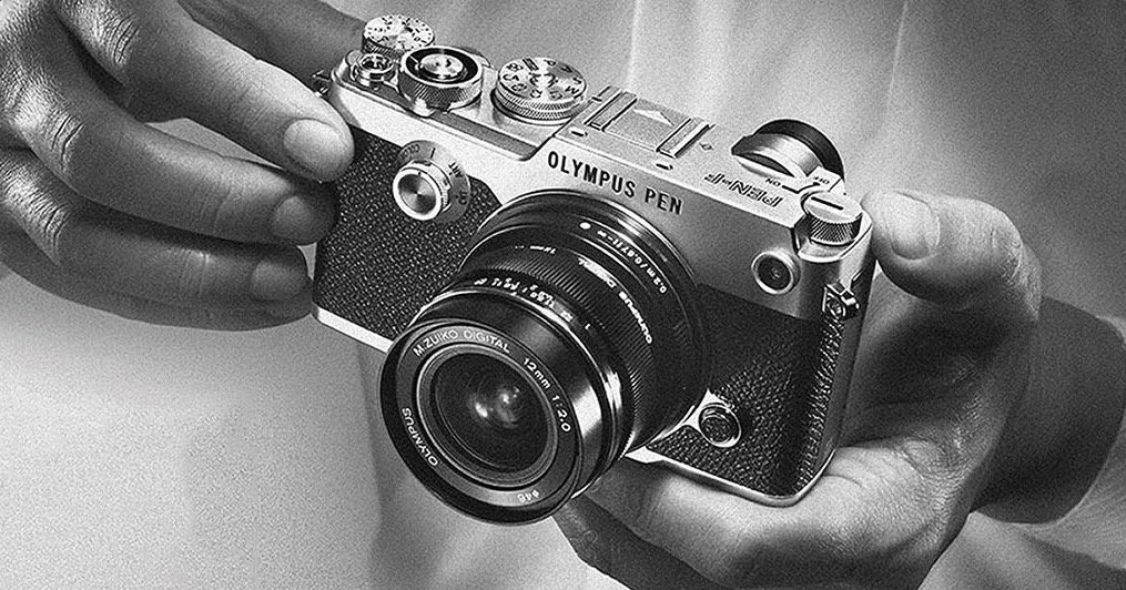 strobist's tweet photo. Anybody else notice that the product photo for new Olympus PEN-F is lit as they would have in the '60's? #NiceTouch https://t.co/etQm6p1IbY