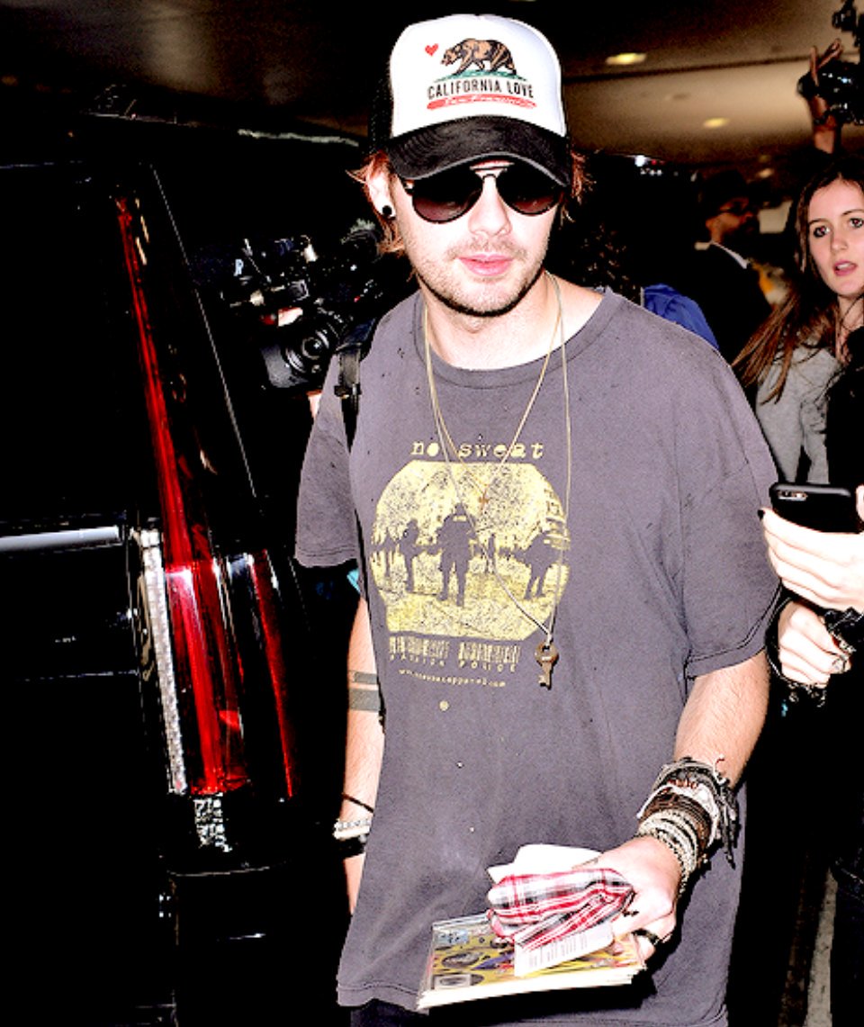 5SOSTumblrx's tweet image. Two sides of Michael Clifford