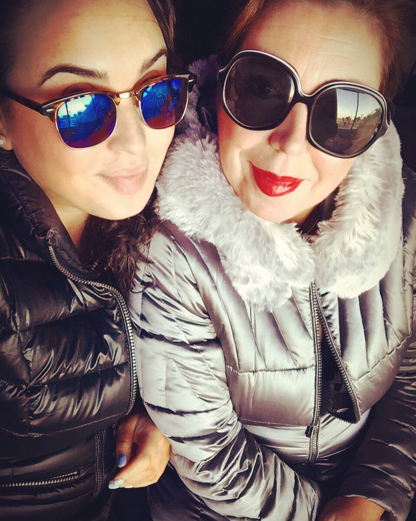 TopDrawerShleep's tweet photo. Greetings from #topdrawershleep #photoshoot #PRteam #A1 #TopDrawer #LifesABeach @TopDrawerShleep https://t.co/KO3TfPBset