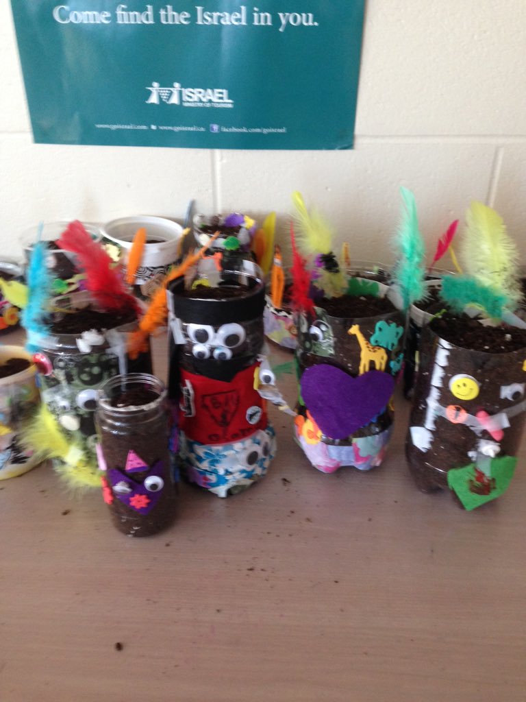 dhartman231's tweet photo. Buddies at LBNORTH create planters using recycled materials and then plant seeds for TuB'Shevat. @LeoBaeckDS https://t.co/QIx7GXrjNz