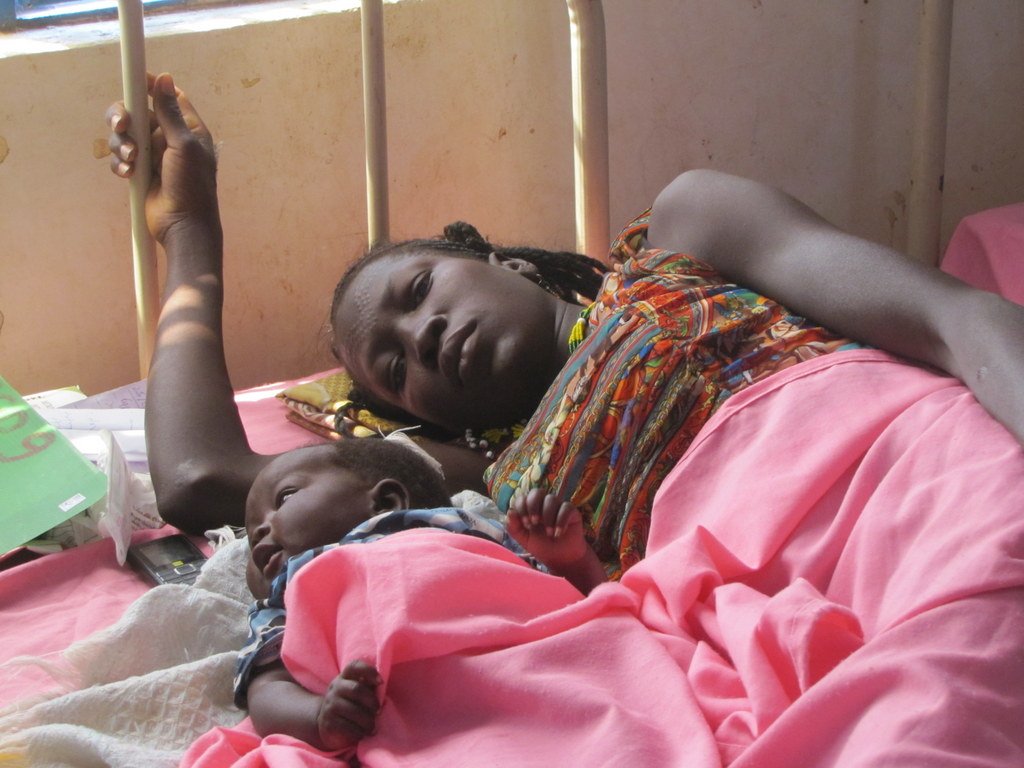 NicholasCoghlan's tweet image. Mother, new-born in decaying ward, Kuajok #SouthSudan; @CanadaDev @CAN_MNCH working to give children a better start