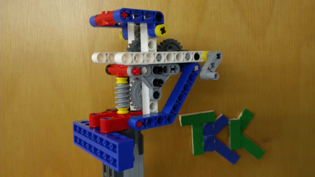 Eduneering's tweet photo. So if #gears are a form of #lever, is a worm gear a lever or an inclined plane like a screw? #wormgears #Legogears https://t.co/CzUWMX8QII