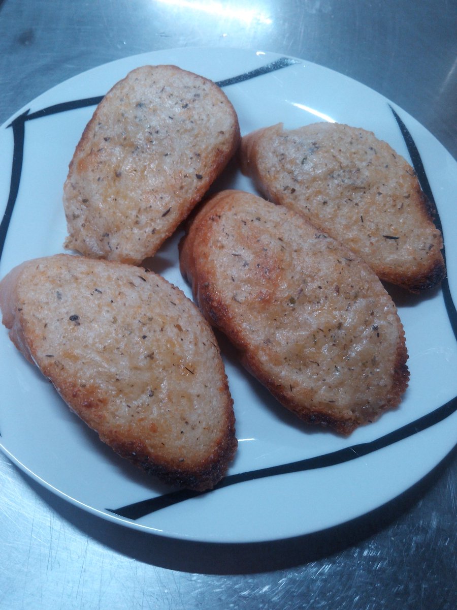 AncalaMary's tweet photo. NUEVO!!!! Ahora pide tu pan de ajo (4 unidades) por solo 3,20€ te vas a resistir comilón? https://t.co/Swi36VMy2Z
