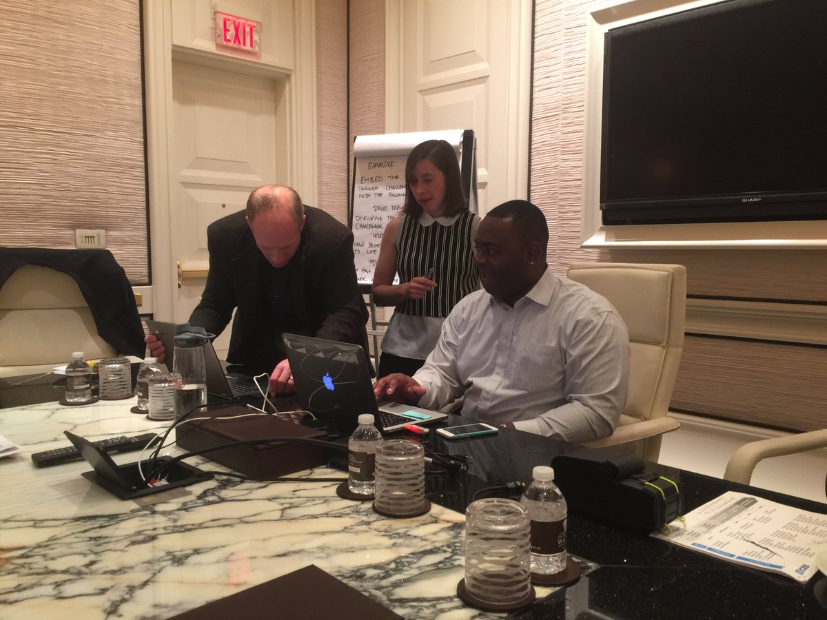 JeffForderer's tweet photo. How many @PTPCX employees does it take to get a Mac working with a projector?
#FixCX https://t.co/A26x4cWtIF