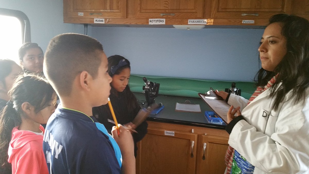 engageourkids15's tweet photo. Mr.Santiago's 4th graders engaged w/ water conservation science lesson. #oliveelementary #wave
#splashlab # https://t.co/CMAVc0Fiwy