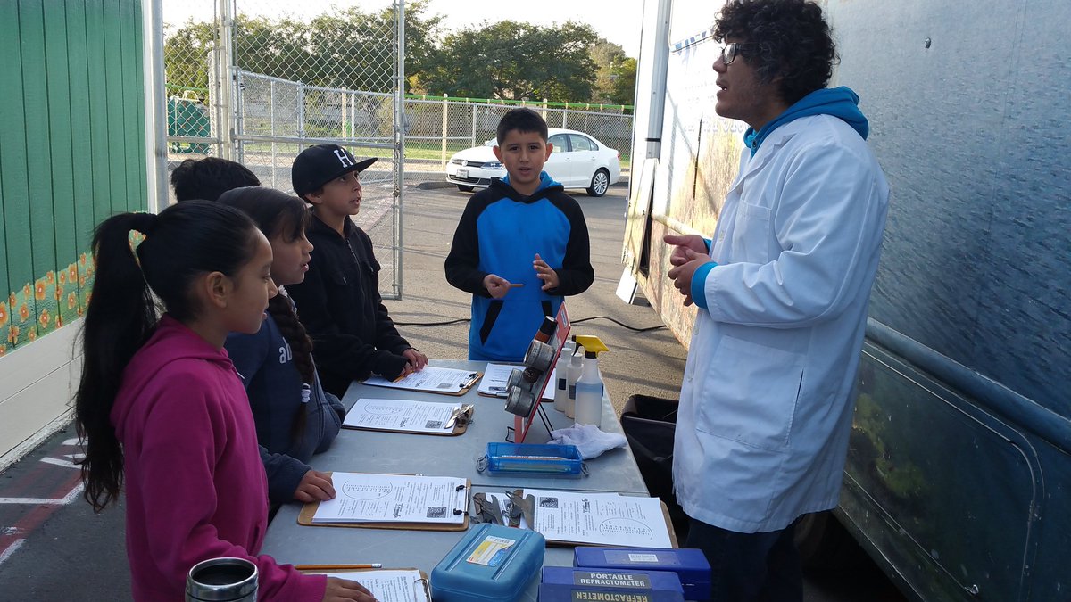 engageourkids15's tweet photo. Mr.Santiago's 4th graders engaged w/ water conservation science lesson. #oliveelementary #wave
#splashlab # https://t.co/CMAVc0Fiwy