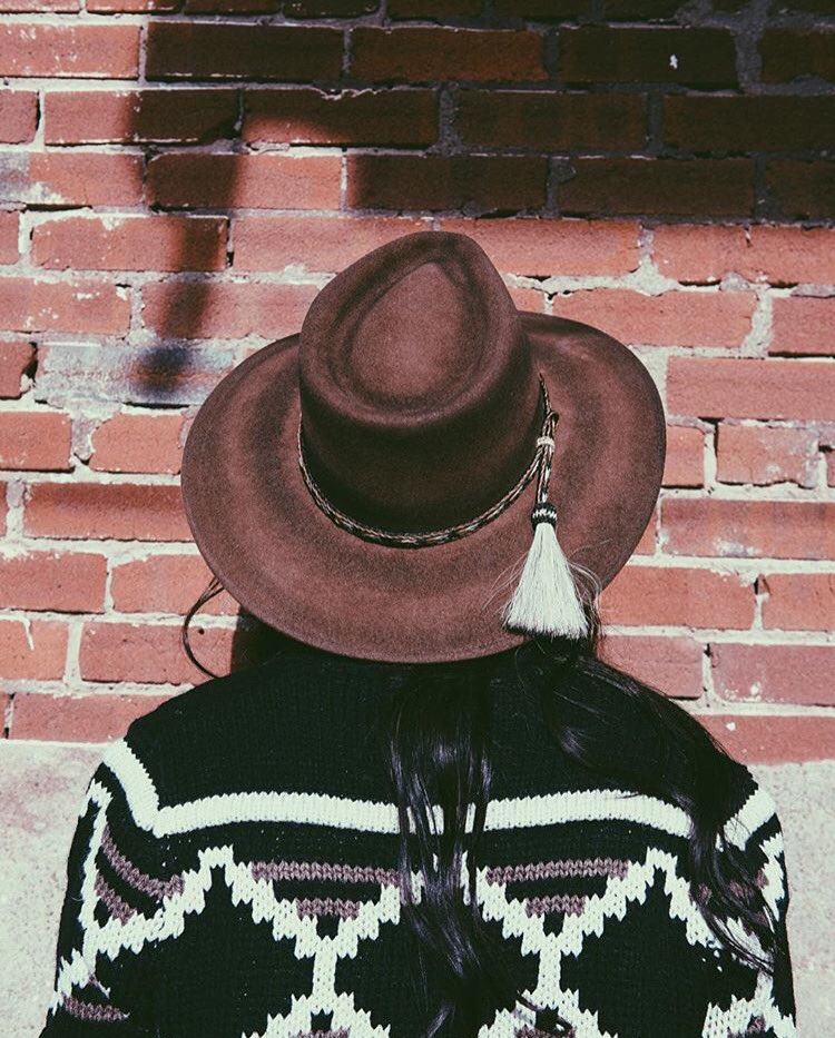 alebyAlessandra's tweet photo. Always look up 👒 #RoxyDene at @freepeople: https://t.co/u1ZnG825q6 #alehatscollection https://t.co/lMqGcUONNZ