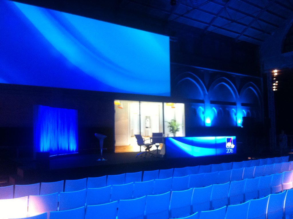 laBrugeoise's tweet photo. Roadshow #AXA #Brugge https://t.co/SWehWZNcHs