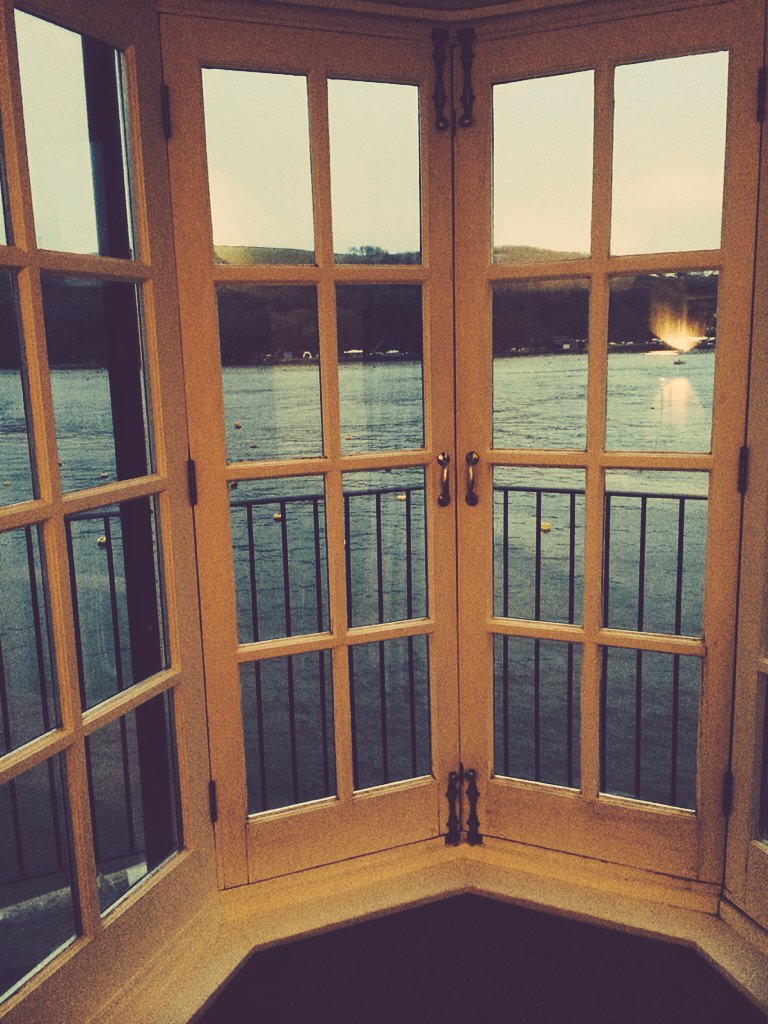 JenCWS's tweet photo. @CrispWhiteSheet now that is what I call a #room with a #view #cornwall #luxury #hotel @theoldquayhouse https://t.co/Fkf3ydV32j