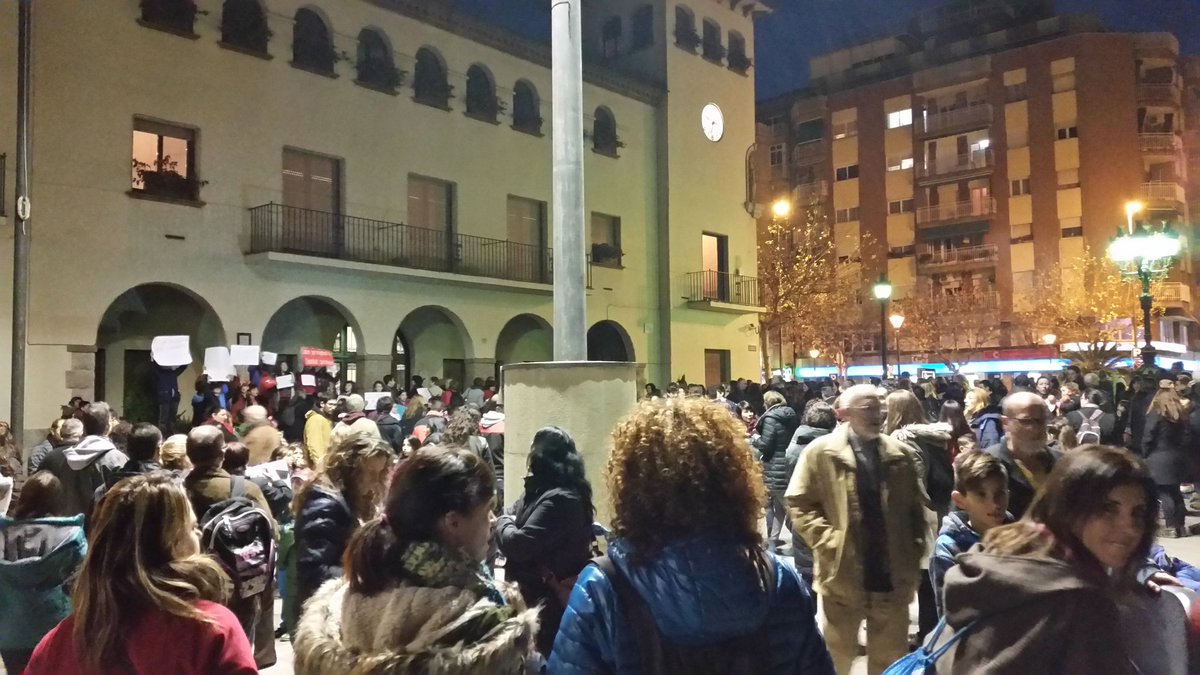 mpulidogu's tweet photo. Consellera @RuizIsern ja hem omplert la plaça exigint #SecundariaDignaBdV @secundariabdv https://t.co/dzcFJ54eRl