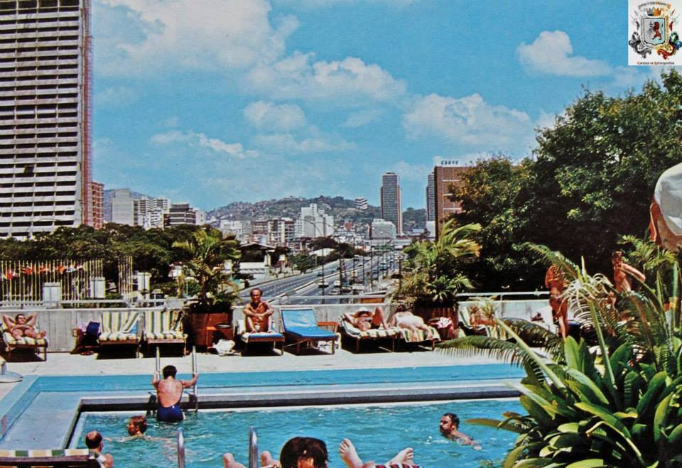 #CaracasdeAyer📷 Piscina del Hotel Caracas Hilton con vista a la Avenida Bolívar. Años 70