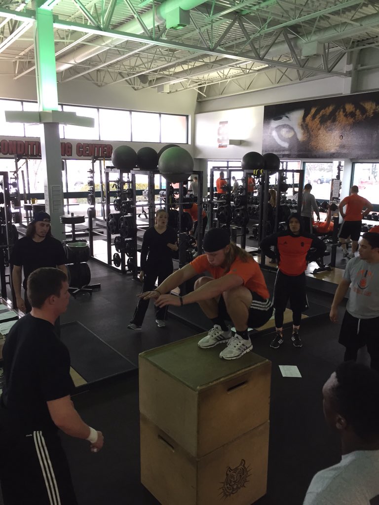 CoachToone's tweet image. DO WORK! Bengals grinding in the weight room getting ready for a new year! #bengalstreak