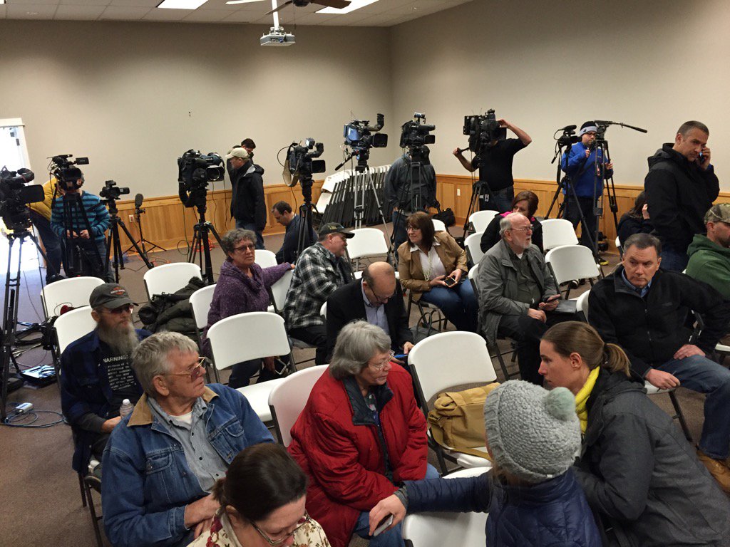 LesZaitz's tweet photo. Press corps exploded overnight in Burns. Not so lonely anymore. News confab soon. https://t.co/GoCzo7d0ZI