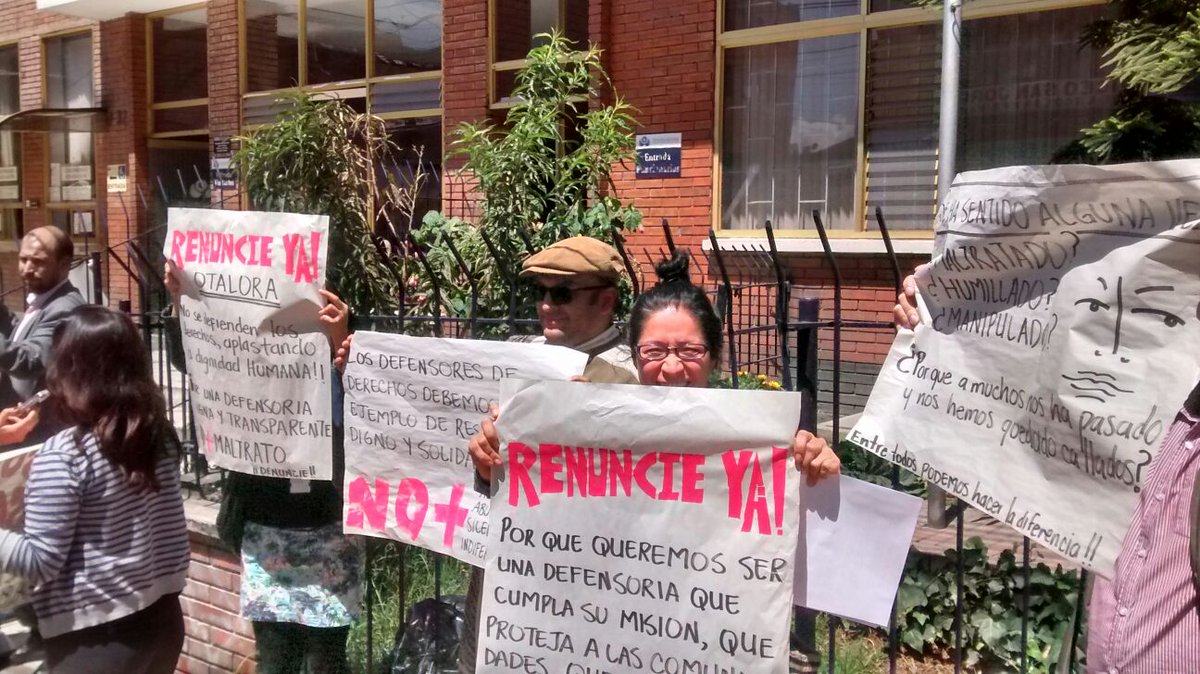 angelamrobledo's tweet photo. Planton en la @DefensoriaCol #OfensorDelPuebloRenuncie. https://t.co/vujebp5FDT