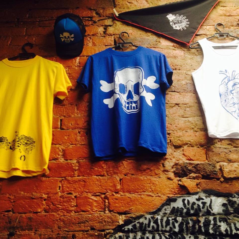 Gorras, pañoletas, camisetas piratas, calacas y corazones llenos de memorias de barrio #TienditaLaRedada #HágaloReal
