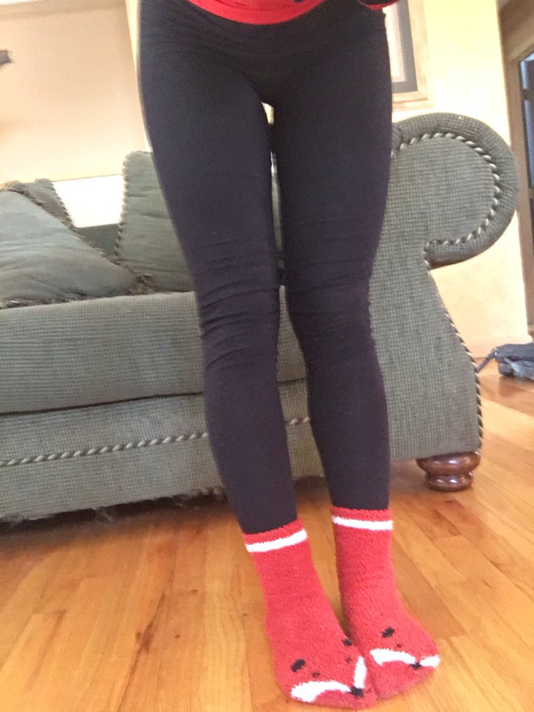 samantha_b__'s tweet photo. BAGGY LEGGINGS MAKE ME SO ANGRY #TOOSHORTFORTHIS https://t.co/wf0YTqTYFk
