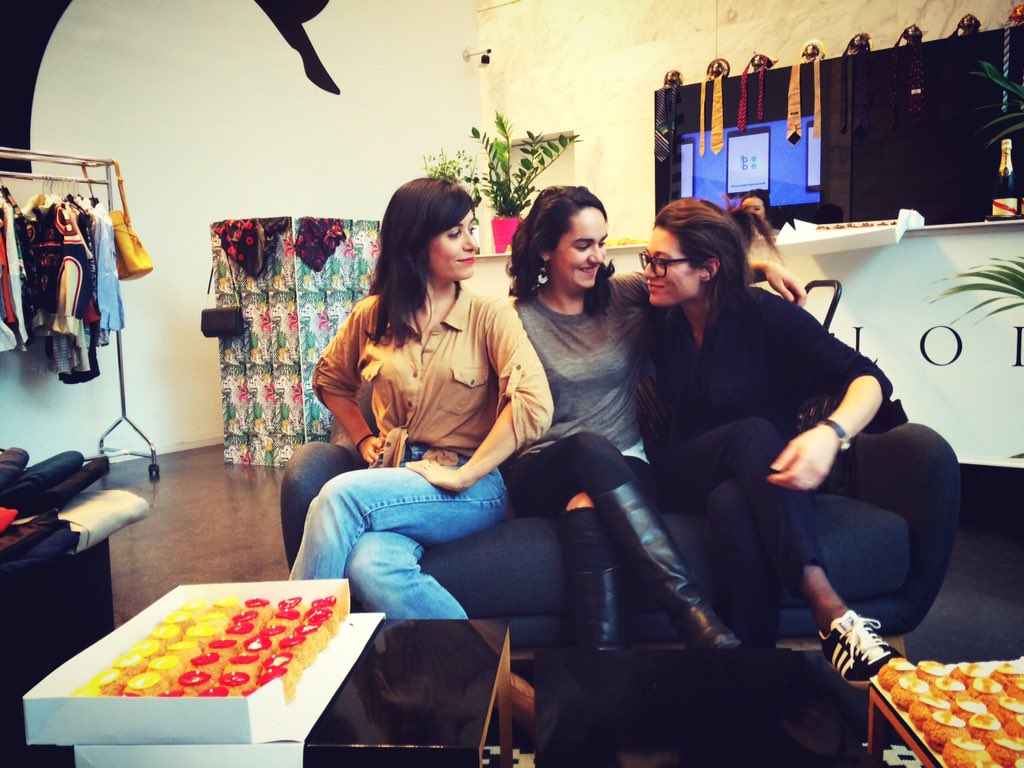 DelphineMazeau's tweet photo. Team PR la brocante @LesGauloisParis 👚👕👖👠👜👞👒👗 https://t.co/0B1I4T2D9f