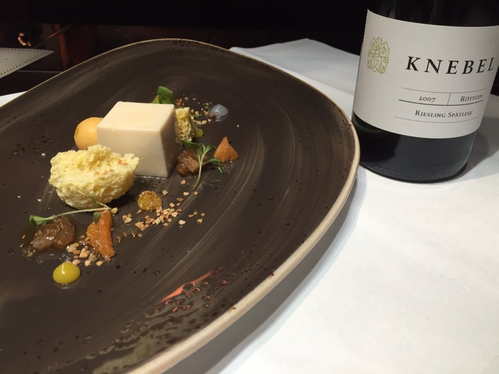 Wie maßgeschneidert... #Riesling Spätlese von Matthias Knebel aus 2007, dazu Zitrusfrüchte, Mandel und Honig #five