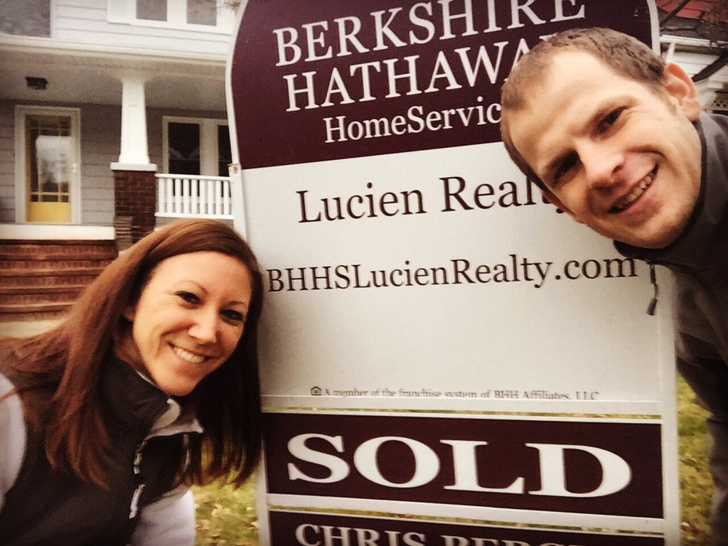 kim_thomas84's tweet photo. OUR HOUSE! @TizzleBT 🏡 
#home #homeowners #newhome #firsthome #firsthome #newhomebuyers #sold #lakewood #cleveland https://t.co/6OqsHrDhiQ