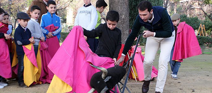 TorosMaestranza's tweet photo. @alberocope Sevilla se llena d toreo en el Parque d la Buhaira https://t.co/mfwbXR0p72  #yotoreoenlascallesdesevilla https://t.co/BQDK0tSEcU
