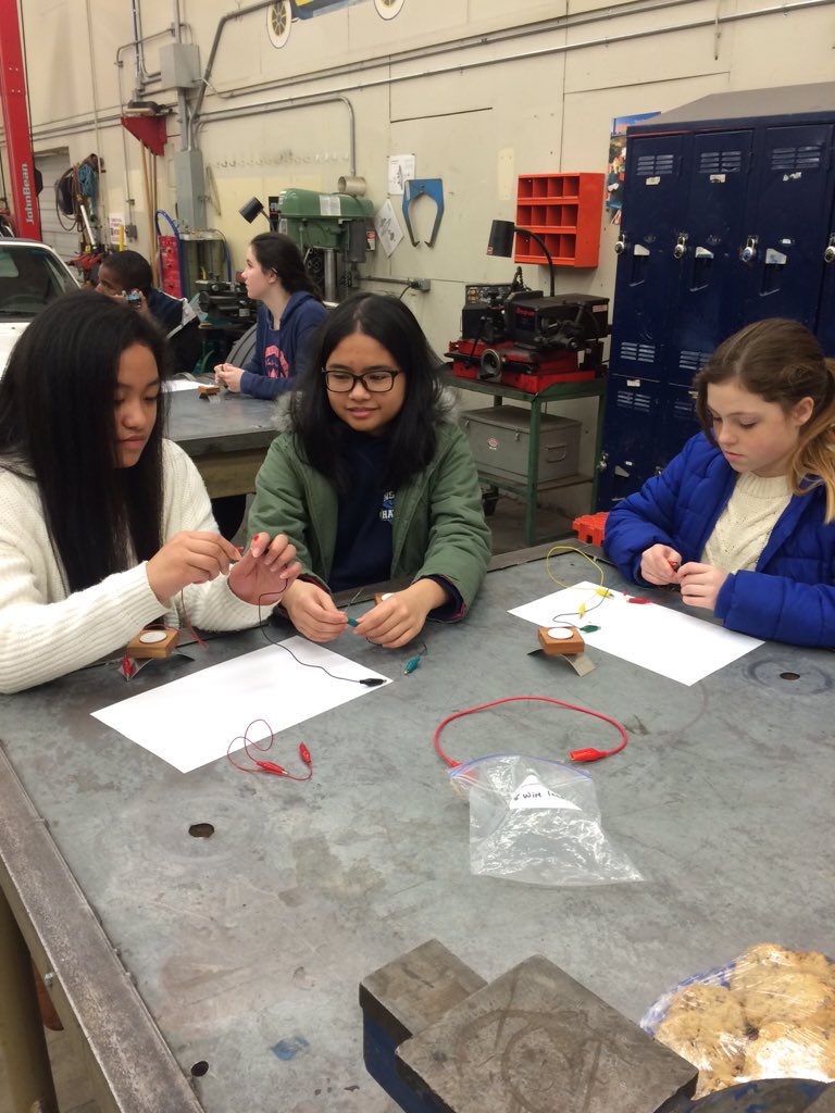 kristi1542's tweet image. Hands on learning at Parkland. Thanks @MrHorncastle #gohawks #electronicsarecool