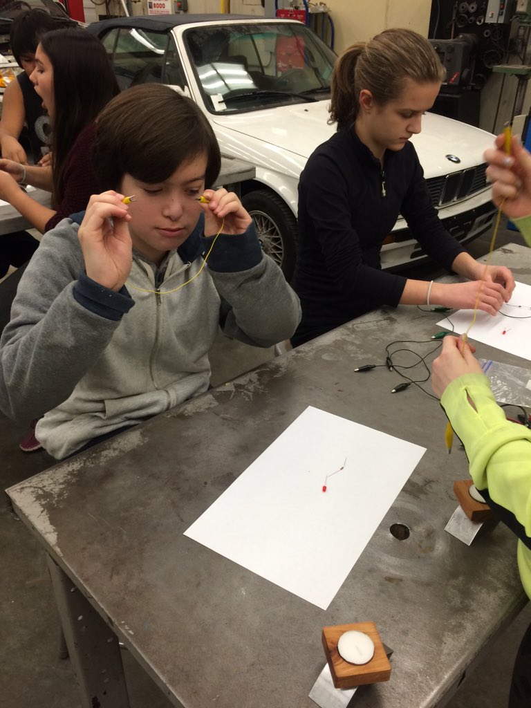 kristi1542's tweet image. Hands on learning at Parkland. Thanks @MrHorncastle #gohawks #electronicsarecool