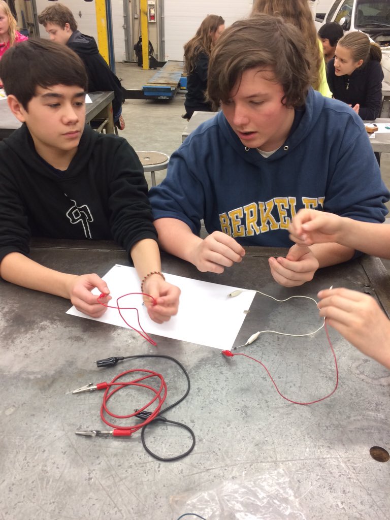 kristi1542's tweet image. Hands on learning at Parkland. Thanks @MrHorncastle #gohawks #electronicsarecool