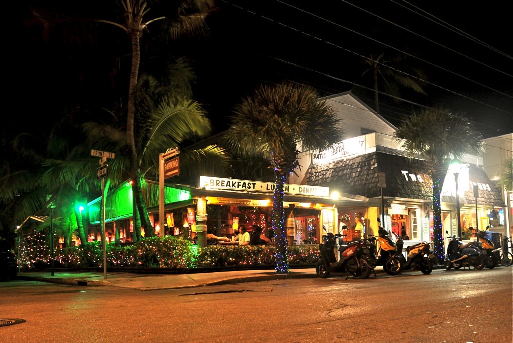 TwoFriendsPatio's tweet image. A3) Lights go down and music goes up, the casual couple looking for great atmosphere can snuggle up with us #flkeys