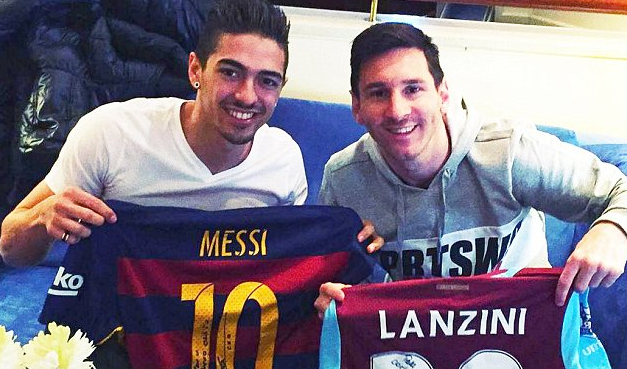 MailSport's tweet image. West Ham attacker Manuel Lanzini takes time out from injury rehab to pose with a fan dailym.ai/1OZ67M7