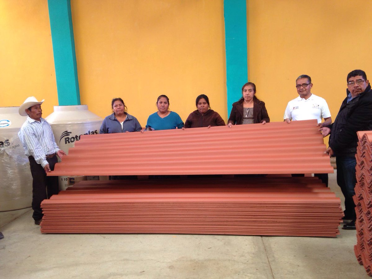 IAIMO_GobOax's tweet photo. Director @RufinoIOAM realiza entrega de Apoyos a Migrantes y sus Familias en #SantosReyesTepejillo #FAM2015 #Oaxaca https://t.co/U70A98nv8M