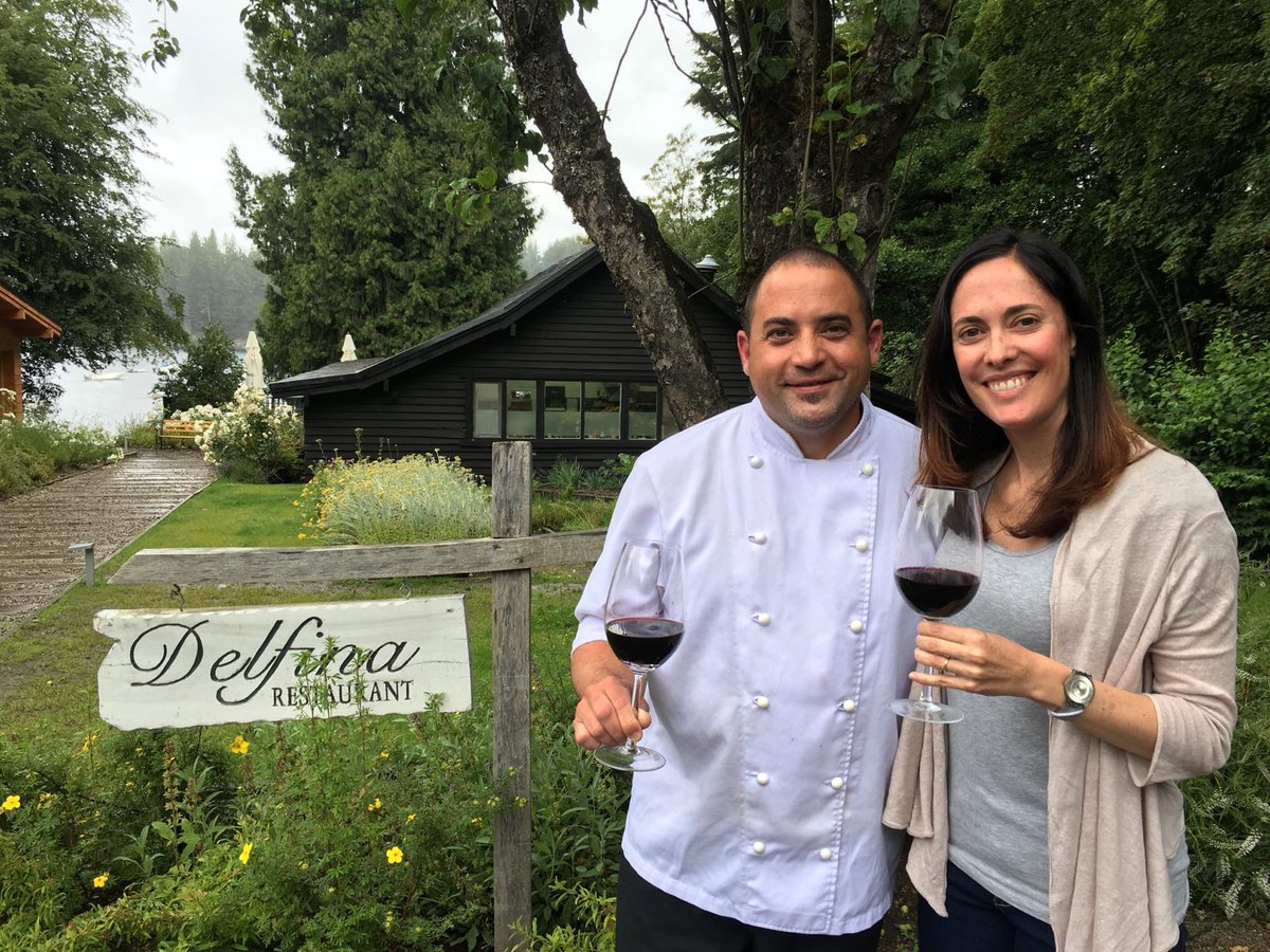 Daniel Becerra, chef de Delfina Restaurante de La Escondida Casa de Huespedes, junto con <a href="/CaroGaricoche/">Carolina Garicoche</a>