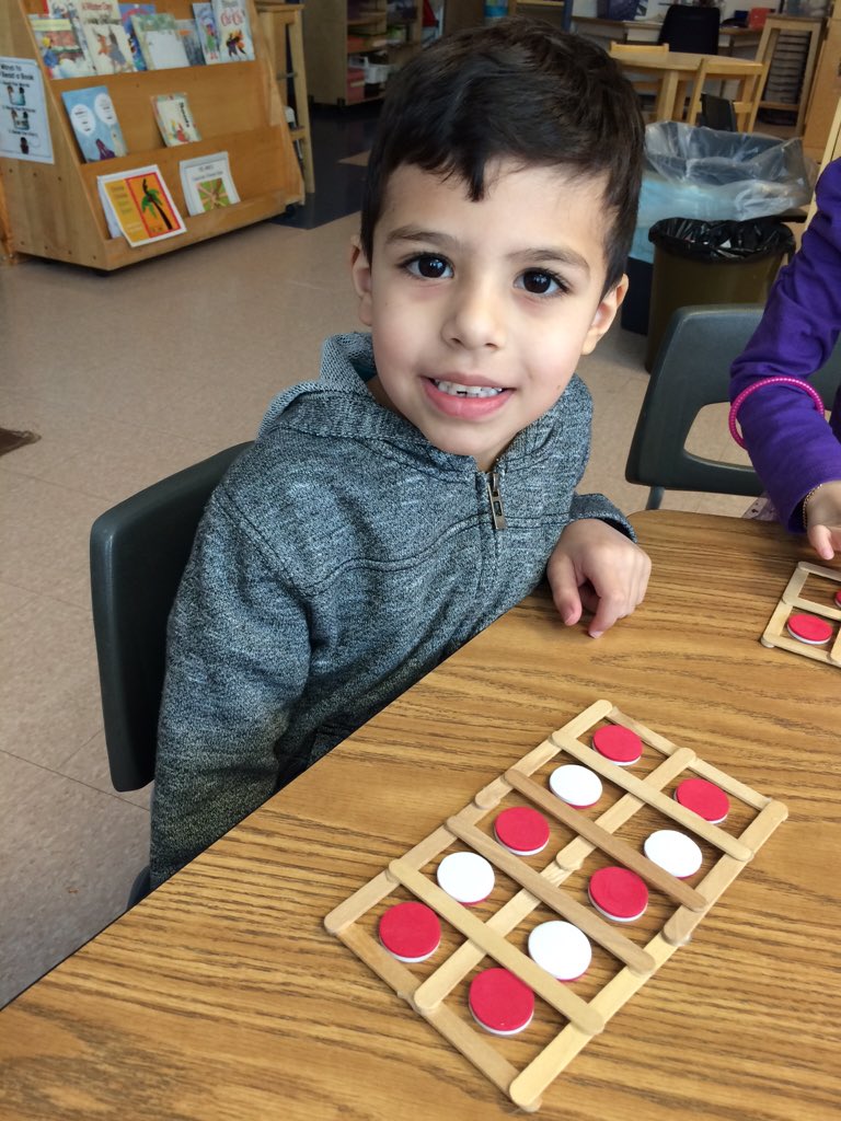 kinders_pwe's tweet image. MH: I'm going to make a pattern. There are 6 reds and 4 whites. #shakyshakydrop #mathskillz