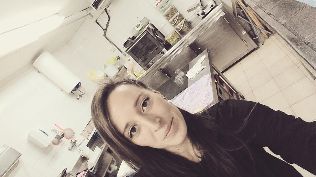 BeldaLara's tweet photo. #mepongolomas40. Currando en la cocina del bingo de alcoy!! Y escuchando lo mas cuarenta sois geniales! Besotes https://t.co/OBOBYMrzKS