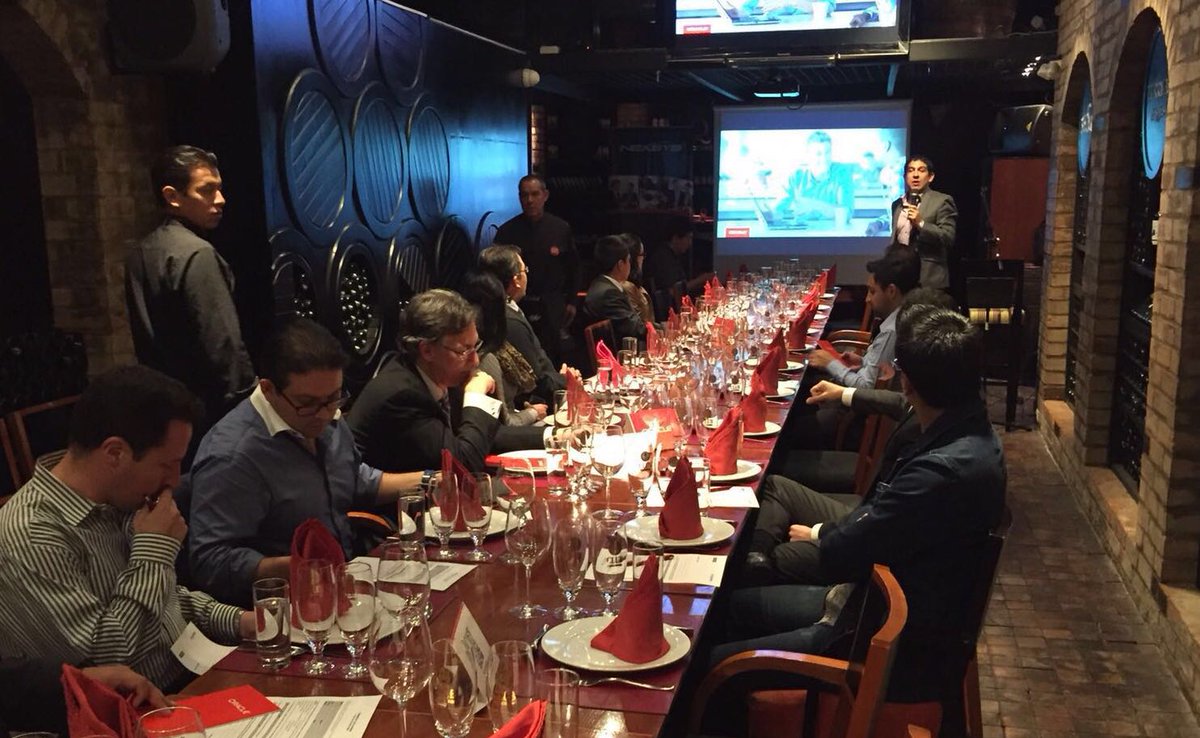REDLeague_ESP's tweet photo. Anoche en Quito "Las Nueva Era del Cliente Digital". #OracleTrends2016 https://t.co/83tIZmTYnM https://t.co/nJEPTjCjQH