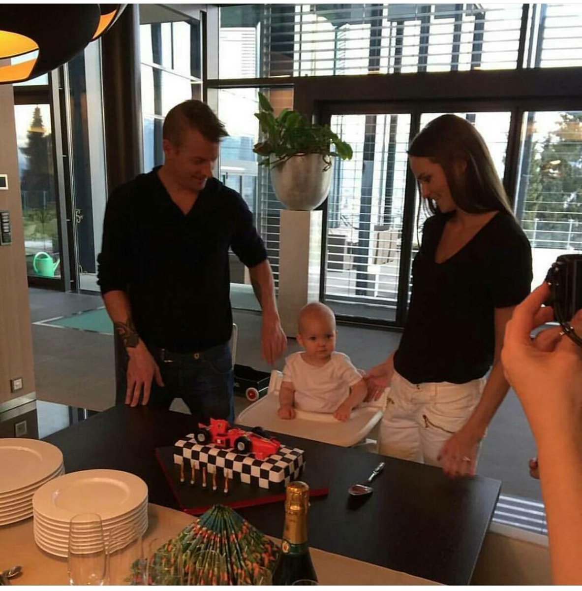 vivof1's tweet photo. Papa #Kimi #Raikkonen y mama Minttu en el primer cumple de Robin...
#ReadySetRed #Ferrari https://t.co/Y473GplGR8